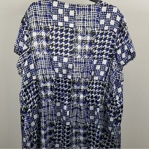 Blue and White Geometric Short Sleeve Top